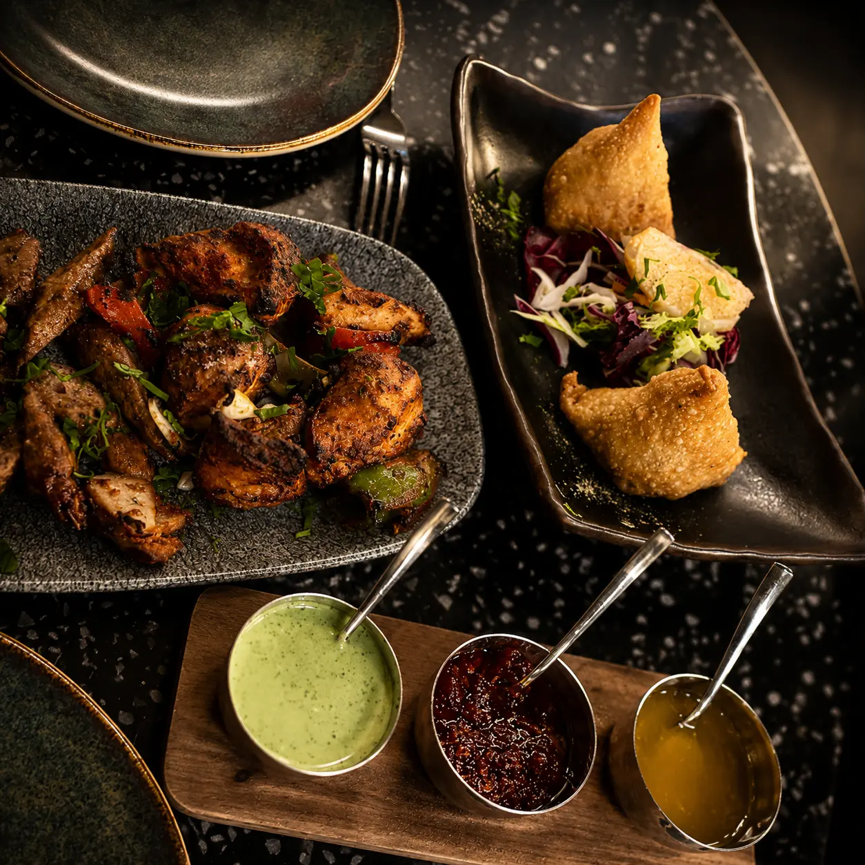 Pollastre tikka i samoses amb tres chutneys