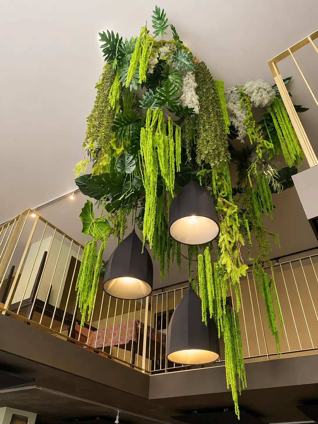 Interior del restaurant amb llums de disseny i plantes